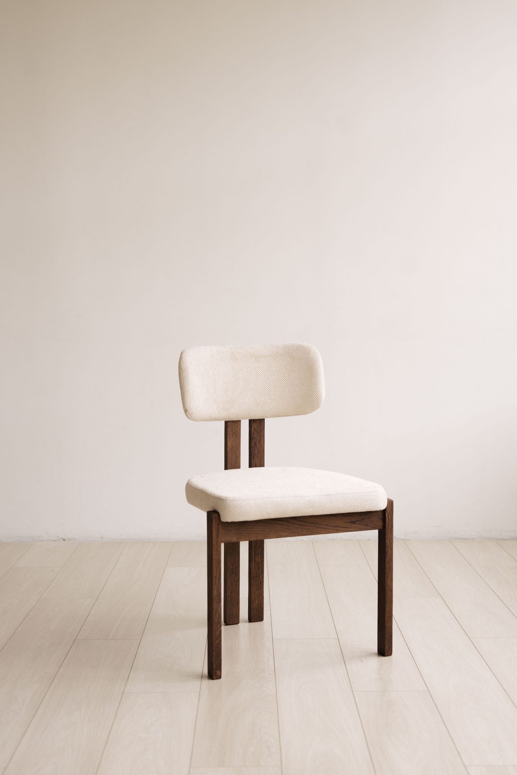 Стул с мягким сиденьем